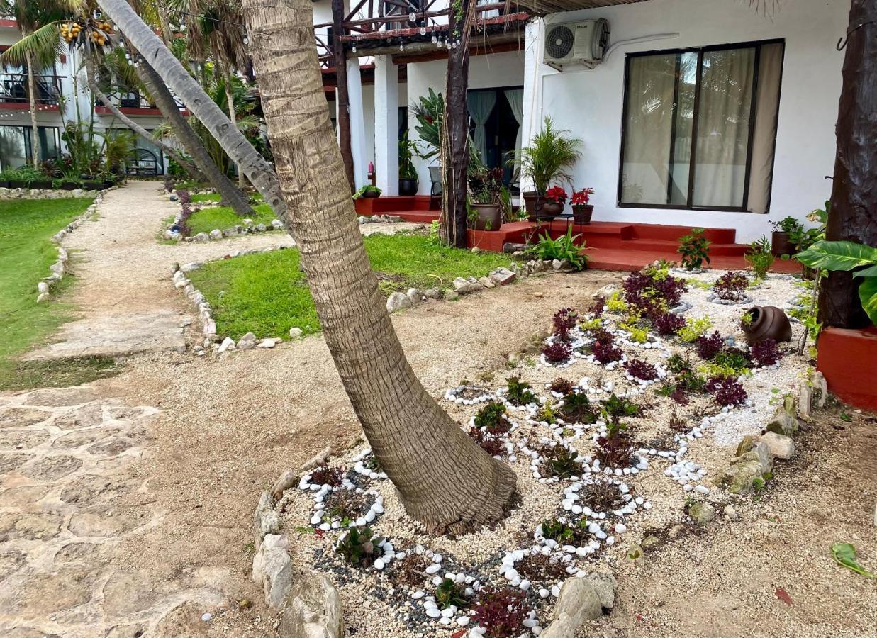 Casa Caribe Cancún Eksteriør billede A garden at a hotel in Cancun, Mexico
